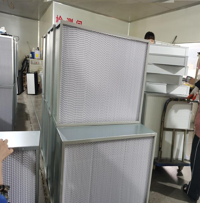 高效過濾器的生產(chǎn)車間來處理塵埃、磨蝕性煙氣、大氣塵、細(xì)菌、有氣體等，也就是過濾含有超細(xì)粉塵的空氣作用。